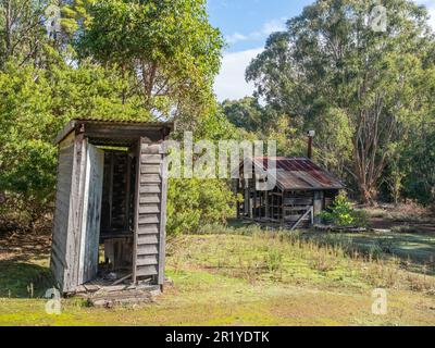 Die Hütte und Toilette eines alten Sägewerkarbeiters befindet sich in der Nähe des Donnelly River Village in Westaustralien. Stockfoto