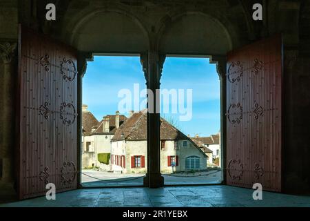 Vezelay beschriftete Les Plus Beaux Villages de France. UNESCO-Weltkulturerbe. Portal der Basilika Sainte Marie Madeleine .Yonne. Bourgogne . Frankreich Stockfoto