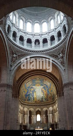 Innenansicht der Basilika des Heiligen Herzens von Paris Stockfoto