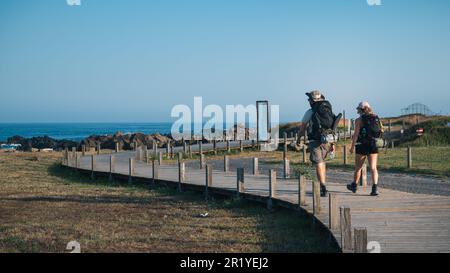 Camino de Santiago Pilger auf der Route der Camino Portugiesischen Küste. Zu Fuß von Vina do Castelo nach Carreco. Sommer 2022. Stockfoto