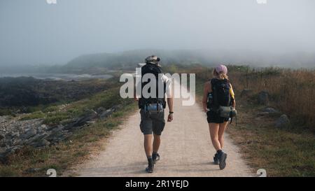 Camino de Santiago Pilger auf der Route der Camino Portugiesischen Küste. Zu Fuß von Vina do Castelo nach Carreco. Sommer 2022. Stockfoto