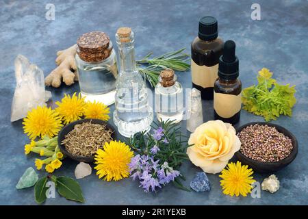 Kristallheilung mit Kräutern und Blumen für naturheilkundliche pflanzliche Heilmittel und Blumenmittel. Wicca, heidnisches okkultes Naturthema. Stockfoto