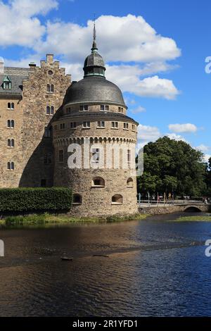 OREBRO, SCHWEDEN - 7. JULI 2016: Dies ist einer der Türme des Schlosses Orebro, eines der berühmten und historisch bedeutsamen Schlösser des Königreichs. Stockfoto