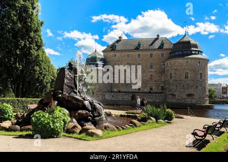 OREBRO, SCHWEDEN - 7. JULI 2016: Es ist ein Brunnen mit der Figur „Deliverer“ im Henry Allen Park in der Nähe des Schlosses Orebro. Stockfoto