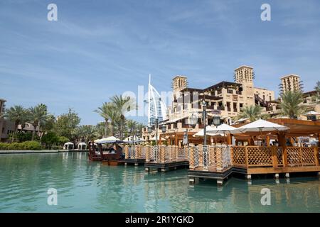 Madinat Jumeirah in Dubai ist eine moderne Interpretation eines traditionellen arabischen Dorfes mit Luxushotels, Souks, Restaurants und palmengesäumten Wasserstraßen Stockfoto