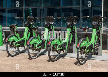 Elektrofahrräder können gemietet werden, um Dubai von Careem BIKE, Dubai Marina, Dubai, Vereinigte Arabische Emirate aus zu erkunden Stockfoto