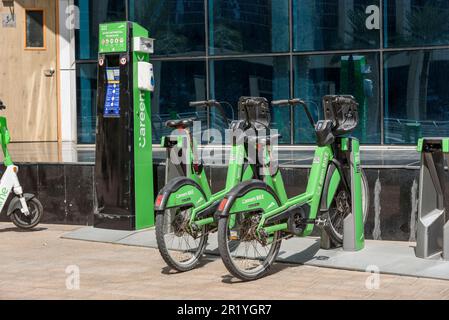 Elektrofahrräder können gemietet werden, um Dubai von Careem BIKE, Dubai Marina, Dubai, Vereinigte Arabische Emirate aus zu erkunden Stockfoto