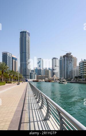 Dubai Marina ist ein künstliches Hafenviertel mit Wolkenkratzern, Luxusyachten, Boulevards und Restaurants, Dubai, Vereinigte Arabische Emirate Stockfoto