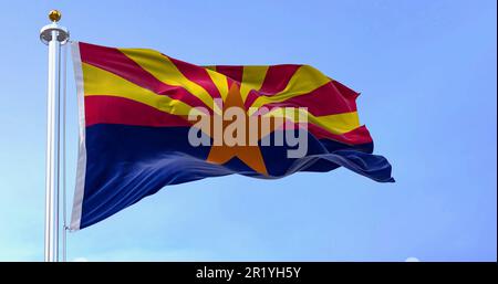 Die Flagge Arizonas, die an klaren Tagen im Wind winkt. Kupferstern, 13 rote und gelbe Strahlen und eine blaue untere Hälfte. Rendern der 3D-Darstellung. Flattern Stockfoto