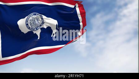 Wyoming Staatsflagge, die an klaren Tagen winkt. Bison-Silhouette. Rot für Ureinwohner und Pioniere. Weiß für Reinheit. Blau für Himmel, Treue, Gerechtigkeit. Stockfoto