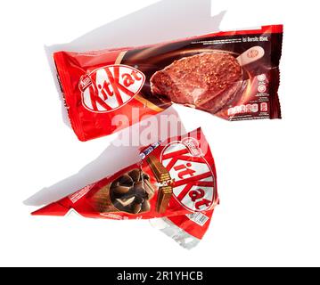 Ho-Chi-Minh-Stadt, Vietnam - 10. Mai 2023: 2 verschiedene Arten von KitKat Eiscreme zerrissenen Verpackungen isoliert auf weiß. Beliebte Nachspeise Kit Kat Red Verpackung Stockfoto