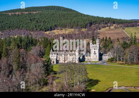 Blick auf Balmoral Castle, Residenz der britischen Königsfamilie, auf Royal Deeside in Aberdeenshire, Schottland, Großbritannien Stockfoto