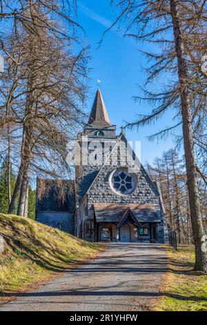 Crathie Kirk, eine kleine schottische Pfarrkirche im schottischen Dorf Crathie, nahe Balmoral, Royal Deeside, Aberdeenshire, Schottland, UK Stockfoto