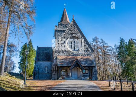 Crathie Kirk, eine kleine schottische Pfarrkirche im schottischen Dorf Crathie, nahe Balmoral, Royal Deeside, Aberdeenshire, Schottland, UK Stockfoto