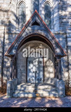 Eintritt zur Crathie Kirk, einer kleinen Kirche Schottlands im schottischen Dorf Crathie, in der Nähe von Balmoral, Royal Deeside, Schottland, Großbritannien Stockfoto