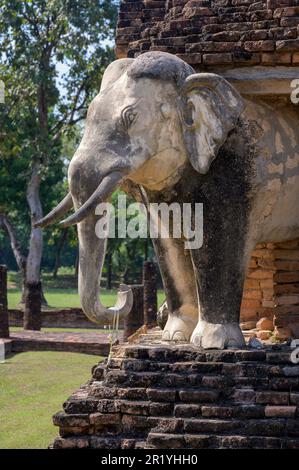 Wat Chang Lom ist ein buddhistischer Tempelkomplex (Wat) im Sukhothai Historical Park, Provinz Sukhothai in der nördlichen Region Thailands Stockfoto