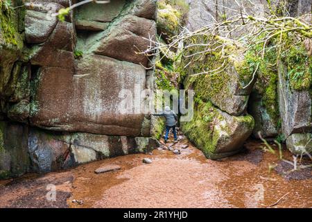 Blick von oben auf die MwSt., ein Gletscherschlafloch, in Burn O’ VAT in Muir of Dinnet National Nature Reserve bei Dinnet in Aberdeenshire, Schottland, Vereinigtes Königreich Stockfoto