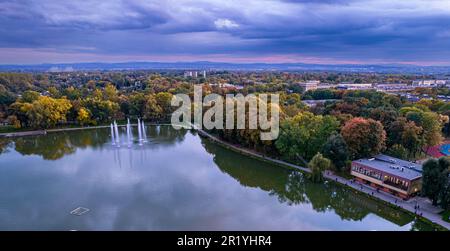 Draufsicht, Luft, Landschaft mit See (Teich, Lagune), Brunnen und Wolken - Zalew Nowohucki, Kraków Krakau, Polen, Europa, Wasserspeicher, Stockfoto