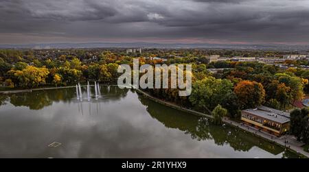 Draufsicht, Luft, Landschaft mit See (Teich, Lagune), Brunnen und Wolken - Zalew Nowohucki, Kraków Krakau, Polen, Europa, Wasserspeicher, Stockfoto