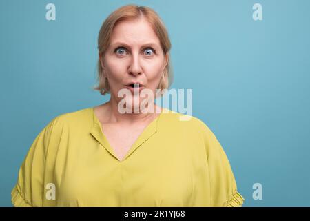 Porträt einer verängstigten blonden Frau mittleren Alters mit bob-Haarschnitt Stockfoto