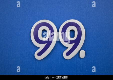 Auf blauem Hintergrund, von oben fotografiert, 99. Anzahl der. Stockfoto