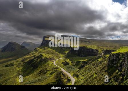Blick auf Quiraing, Schottland, Isle of Skye, Loch Lake Hasco und Loch Lake Fada, Portree, Großbritannien, Europa, Berge Stockfoto