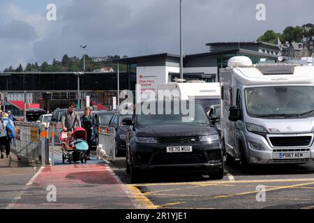 Oban, Schottland, Großbritannien. 16. Mai 2023 Eine Fülle von Aktivitäten am Fährterminal mit Passagieren, die Calmac-Fähren zu den hebridischen Inseln besteigen und zurück zum Festland aussteigen. Die Autos warteten in der Schlange, um an Bord der Fähre MV Loch Frisa für die Fahrt nach Craignure auf der Insel Mull zu gehen. Kredit: Craig Brown/Alamy Live News Stockfoto