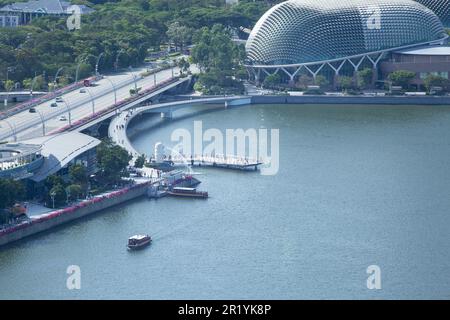 Luftaufnahme des berühmten Merlion Park, der Esplanade und des sauberen Singapore River. Ein großartiger Ort für Touristen aus China. Stockfoto