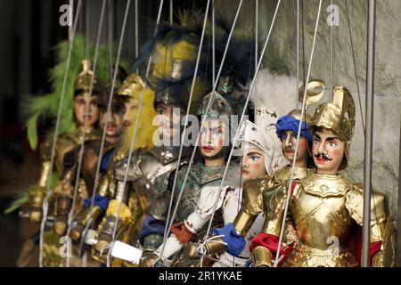 Traditionelle sizilianische Puppen, die für die Oper dei Pupi verwendet werden, ist eine Theatervorstellung von Marionetten romantischer Gedichte frank, Sizilien, Italien Stockfoto