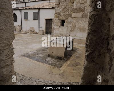 Kirche San Giovanni, im Keller gibt es Krypten, die berühmten Katakomben von St. John (Chiesa di San Giovanni Alle Catacombe), Syrakus, Sizilien Stockfoto