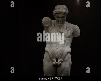 Antike Statue von Priapus Symbol der Fruchtbarkeit des antiken Roms isoliert auf schwarzem HINTERGRUND Stockfoto