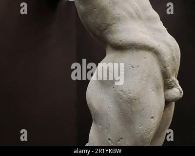 Antike Statue von Priapus Symbol der Fruchtbarkeit des antiken Roms isoliert auf schwarzem HINTERGRUND Stockfoto