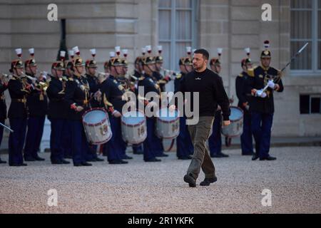 Paris, Frankreich. 14. Mai 2023. Der ukrainische Präsident Wolodymyr Zelenskyy kommt an der Ehrengarde vorbei, als er zu einem Treffen mit dem französischen Präsidenten Emmanuel Macron am 14. Mai 2023 im Elysee-Palast in Paris, Frankreich, ankommt. Kredit: Pool Photo/Pressestelle Des Ukrainischen Präsidenten/Alamy Live News Stockfoto
