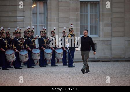 Paris, Frankreich. 14. Mai 2023. Der ukrainische Präsident Wolodymyr Zelenskyy kommt an der Ehrengarde vorbei, als er zu einem Treffen mit dem französischen Präsidenten Emmanuel Macron am 14. Mai 2023 im Elysee-Palast in Paris, Frankreich, ankommt. Kredit: Pool Photo/Pressestelle Des Ukrainischen Präsidenten/Alamy Live News Stockfoto