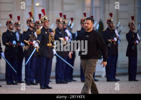 Paris, Frankreich. 14. Mai 2023. Der ukrainische Präsident Wolodymyr Zelenskyy kommt an der Ehrengarde vorbei, als er zu einem Treffen mit dem französischen Präsidenten Emmanuel Macron am 14. Mai 2023 im Elysee-Palast in Paris, Frankreich, ankommt. Kredit: Pool Photo/Pressestelle Des Ukrainischen Präsidenten/Alamy Live News Stockfoto