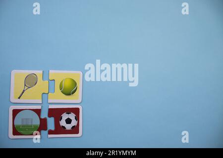 Informationspuzzles am Rand des blauen Hintergrunds. Tennis, Fußball. Stockfoto