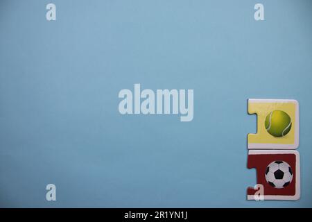 Informationspuzzles am Rand des blauen Hintergrunds. Tennis, Football, Ball Stockfoto