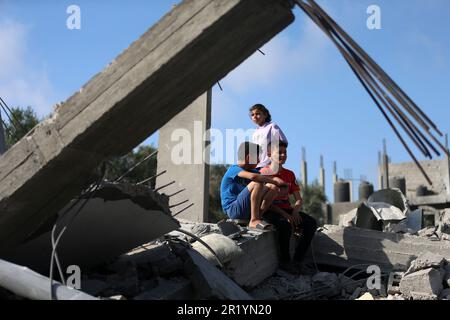 Gaza-Stadt, Palästina. 16. Mai 2023 Palästinensische Kinder beteiligen sich an Aktivitäten zur Förderung ihrer psychischen Gesundheit in der Nähe des israelischen Luftangriffs in Deir Al-Balah im zentralen Gazastreifen. Dies geschieht nach den jüngsten Kämpfen zwischen der militanten islamischen Dschihad-Gruppe und Israel im Gazastreifen. Stockfoto