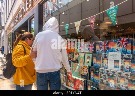 Eine Mutter und ein Sohn schauen sich einige der Bücher an, die im Schaufenster des Waterstones Buchladens in Bracknell, Großbritannien, ausgestellt sind Stockfoto