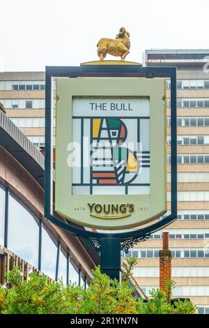 Ein Pub-Schild vor dem Bull Pub in Bracknell, Großbritannien Stockfoto