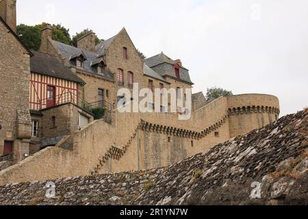 Häuser und mittelalterliche Mauer in Le Mont-Saint-Michel Stockfoto