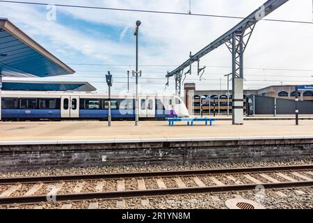 Eine Londoner U-Bahn der Elizabeth Line hält und wartet am Bahnsteig am Bahnhof Reading. Stockfoto