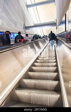 Rolltreppen an der Londoner U-Bahn-Station Tottenham Court Road, die von der Elizabeth Line nach oben führt Stockfoto