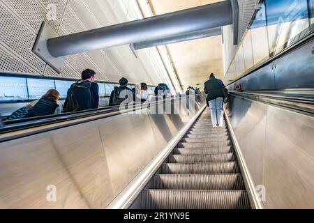 Rolltreppen an der Londoner U-Bahn-Station Tottenham Court Road, die von der Elizabeth Line nach oben führt Stockfoto