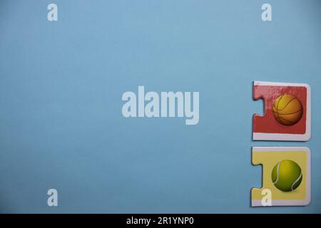 Informationspuzzles am Rand des blauen Hintergrunds. Sportbälle. Stockfoto