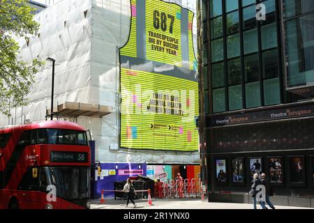London, Großbritannien. 16. Mai 2023 Im Zentrum Londons wurde ein riesiges Kunstwerk aus 687 Warnwesten errichtet, um der durchschnittlichen Anzahl von Handwerkern zu gedenken, die jedes Jahr ihr Leben durch Selbstmord verlieren. Das 12 Meter hohe Wandgemälde in der Nähe der Charing Cross Road im Herzen von Londons West End wurde anlässlich der Mental Health Awareness Week geschaffen, die am Montag, den 15. Mai, begann. Das West-End-Display mit den Worten „Zeit, die psychische Gesundheit besser sichtbar zu machen“. Es wurde von IronmongeryDirect und ElectricalDirect enthüllt. Kredit: Waldemar Sikora/Alamy Live News Stockfoto