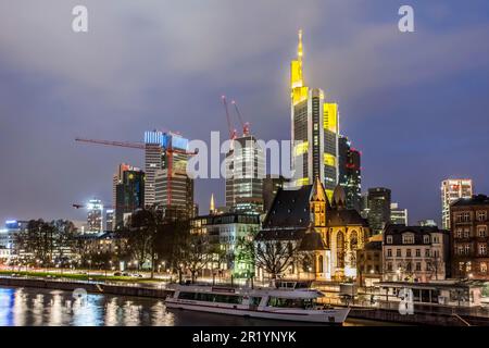 FRANKFURT, DEUTSCHLAND, NOVEMBER 24: Skyline von Frankfurt am 24. November 2013. Frankfurt ist das größte Finanzzentrum in Kontinentaleuropa. Stockfoto