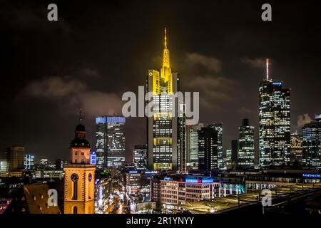 FRANKFURT, DEUTSCHLAND, NOVEMBER 25: Skyline von Frankfurt am 25. November 2013. Frankfurt ist das größte Finanzzentrum in Kontinentaleuropa. Stockfoto