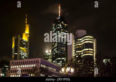 FRANKFURT, DEUTSCHLAND, NOVEMBER 25: Skyline von Frankfurt am 25. November 2013. Frankfurt ist das größte Finanzzentrum in Kontinentaleuropa. Stockfoto