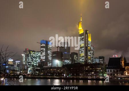 FRANKFURT, DEUTSCHLAND, NOVEMBER 25: Skyline von Frankfurt am 25. November 2013. Frankfurt ist das größte Finanzzentrum in Kontinentaleuropa. Stockfoto